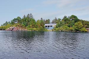 a house on an island in the middle of a lake at 3 Bed in Pontoon oc-i525 in Pontoon