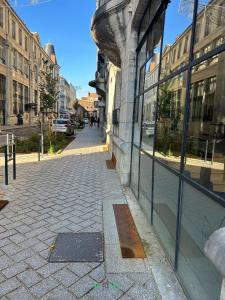 a cobblestone street in front of a building at Petit cocon confortable à Besançon in Besançon