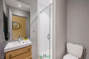 a bathroom with a toilet and a sink and a shower at Studio élégant et lumineux pour 2 personnes in Besançon