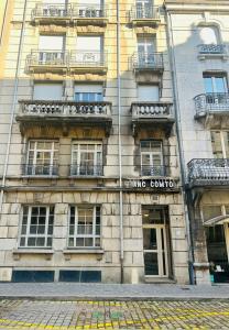 a building with windows and balconies on a city street at Studio élégant et lumineux pour 2 personnes in Besançon