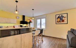 an open kitchen and living room with a counter top at La Maison Bleue en Iroise - Randonnées GR34 - Plage 10 min à pieds - wifi, vélos VAE gratuits, jardin - Exposition plein Sud in Loc-Maria-Plouzané