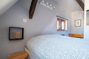 a bedroom with a bed and a tv on the wall at Le Nid Alsacien - Centre Ville - Proche Parking Gratuit - Europa-park in Erstein