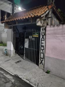 a gate in front of a building at night at Casa para temporada próximo praça do canhão in São Pedro da Aldeia