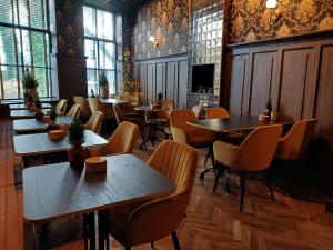 a row of tables and chairs in a restaurant at Herberg De Hollandsche Leeuw in Nieuwkoop