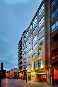 a large building on a city street at night at Hotel Sercotel Portales in Logroño