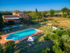 an aerial view of a swimming pool in a yard at Agriturismo Podere Santo Stefano in Cinigiano