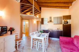 a kitchen and living room with a table and a couch at Il Ruscello in Manerba del Garda