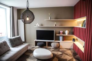 a living room with a couch and a television at ILE WRACH - Duplex de luxe avec magnifique vue mer in Landéda