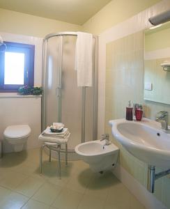 La salle de bains est pourvue d'un lavabo, d'une douche et de toilettes. dans l'établissement Alle Querce Hotel Ristorante, à Castelbuono