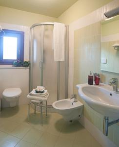 Un baño con lavabo, ducha e inodoro. en Alle Querce Hotel Ristorante, en Castelbuono