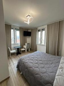 a bedroom with a bed and a table and chairs at Chalet del Sol in Fano