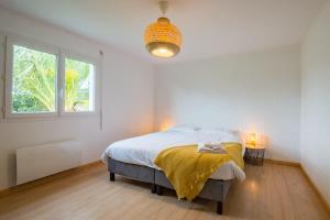 a bedroom with a bed and a window at TY BIHAN - Charmante maison de plein-pied proche mer in Ploudalmézeau