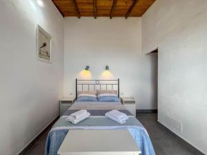 a bedroom with a bed with two towels on it at GuestReady - El Pinar isla del Hierro in El Pinar del Hierro +30 photos