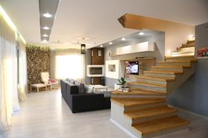 sala de estar con escalera y sofá en Villa Heaven Hills, en Tsŭrkva