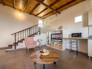 a living room with a coffee table and a staircase at GuestReady - El Pinar isla del Hierro in El Pinar del Hierro