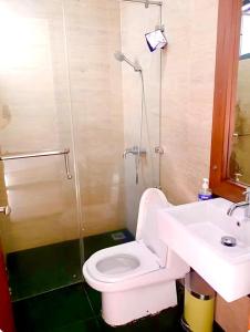 a bathroom with a toilet and a sink and a shower at Vimalla Hills 2br Private pool, bebas Jam cekin, cekout sesuai jam cekin 24 jam,081tiga80satu6415satu in Gadok 1 +9 photos