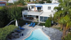 an aerial view of a house with a swimming pool at Bas de villa moderne avec piscine in Fréjus