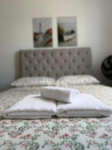 two towels are sitting on top of a bed at Pousada Ju Haus in Navegantes +15 photos