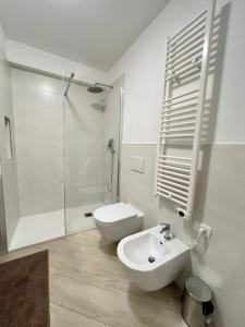 a bathroom with a toilet and a sink and a shower at Bergeggi Sea View Apartment - Torre del Mare in Bergeggi +27 photos