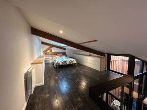 a bedroom with a bed in the middle of a room at Loft contemporain in Bordeaux
