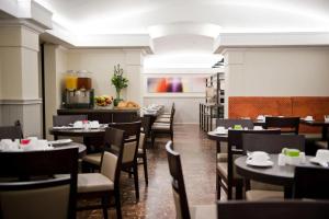 a dining room with tables and chairs in a restaurant at Starmax City's Hotel YALOVA in Kâzımiye