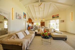 a large living room with couches and a table at Villa Kahia in Teavaro