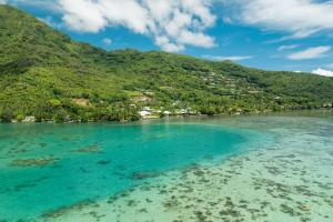 a view of a beach with reefs and mountains at Villa Kahia in Teavaro +57 photos