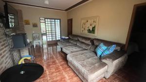 a living room with a couch and a table at A área Orioli in Jardinópolis