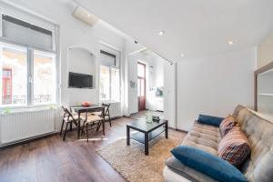 A seating area at D53 Apartments