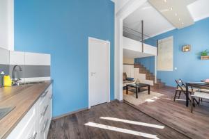 A kitchen or kitchenette at D53 Apartments