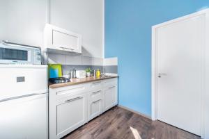 A kitchen or kitchenette at D53 Apartments