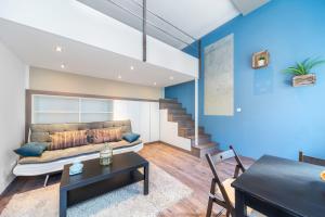 A seating area at D53 Apartments