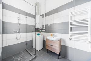 A bathroom at D53 Apartments Még 14 kép
