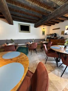 a restaurant with tables and chairs in a room at Domaine Kaet in Ratenelle