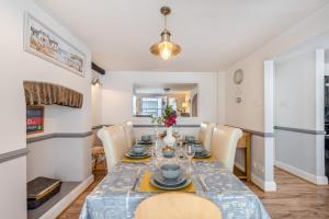 a dining room with a table and chairs at 3 Bed in Appledore oc-phoe in Appledore +16 photos