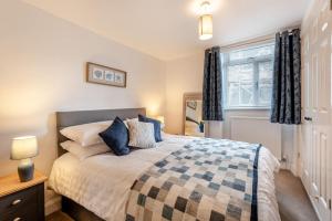 a bedroom with a large bed and a window at 3 Bed in Appledore oc-phoe in Appledore