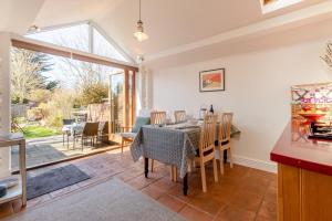 a kitchen and dining room with a table and chairs at 2 Bed in Aldeburgh oc-fsh in Aldeburgh