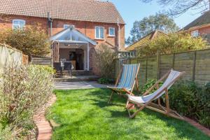 two chairs in the backyard of a house at 2 Bed in Aldeburgh oc-fsh in Aldeburgh