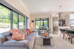 ein Wohnzimmer mit Sofa und Tisch in der Unterkunft 2 Bed in Llanybydder oc-b32255 in Cwrt-newydd