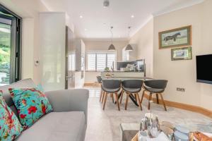 ein Wohnzimmer mit Sofa und Tisch in der Unterkunft 2 Bed in Llanybydder oc-b32255 in Cwrt-newydd