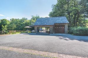 ein Haus mit Garage und Einfahrt in der Unterkunft 2 Bed in Llanybydder oc-b32255 in Cwrt-newydd