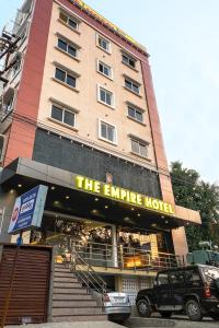 un edificio con un cartello che legge l'Empire Hotel di Treebo Trend Empire a Vijayawāda