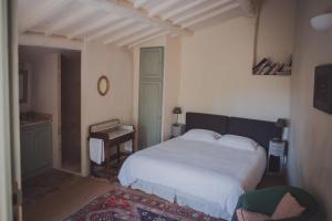 Postel nebo postele na pokoji v ubytování Ancienne Maison des Gardes