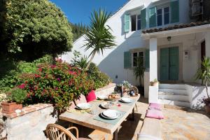 A garden outside White Jasmine Cottage