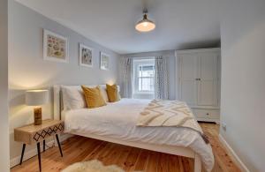 a bedroom with a large white bed and a window at 2 Bed in Appledore oc-whimbc in Appledore