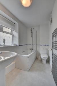 a bathroom with a tub and a toilet and a sink at 2 Bed in Appledore oc-whimbc in Appledore +14 photos