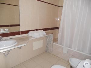 Salle de bains dans l'établissement Hotel Belém Tejo - Setubalense