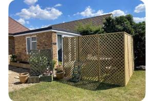 a privacy fence in the yard of a house at Shangri-La in Chesham