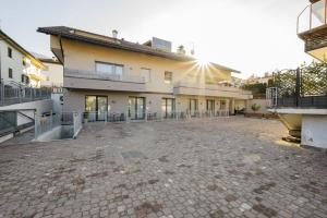 an empty courtyard in front of a building at ecHo Apartments & SPA in Bressanone