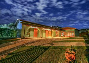 a house with a potted plant in front of it at Pousada Charme da Mantiqueira in Passa Quatro